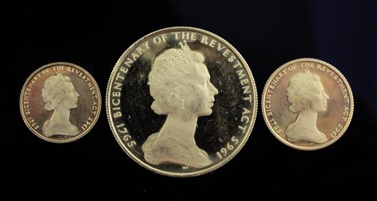 An Isle of Man Bi-Centenary proof gold three-coin set, 1965 52.1g (total)